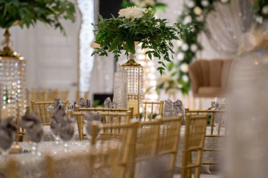 Düğün ya da nişan töreni için dekore edilmiş kapalı mekan..