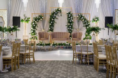 Düğün ya da nişan töreni için dekore edilmiş kapalı mekan..