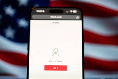 TikTok arka planda Amerika Birleşik Devletleri bayrağı ile ekranda. New York, ABD - 19 Ocak 2025.