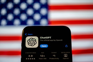 Arka planda ABD bayrağı olan bir telefon ekranında ChatGPT uygulaması. New York, ABD - 19 Ocak 2025.