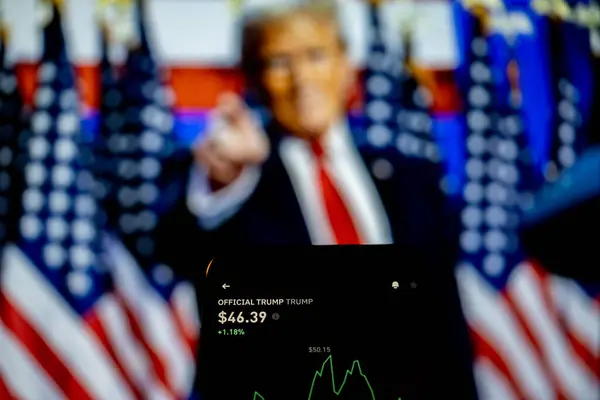 Resmi Trump Bitcoin telefon ekranında sergileniyor. New York, ABD - 19 Ocak 2025.