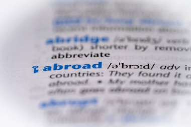 Bir sözlükte yurt dışı kelimesi. Seçici odak, kapat