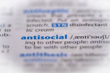 Sözlükte antisosyal bir kelime. Seçici odak, kapat.