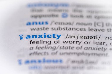 Bir sözlükte endişe kelimesi. Seçici odak, kapat.