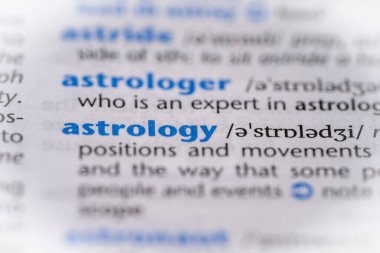Bir sözlükte astroloji kelimesi. Seçici odak, kapat.