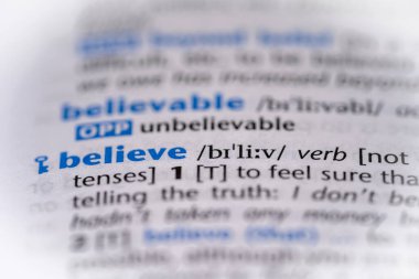 Bir sözlüğe inan. Seçici odak, kapat.