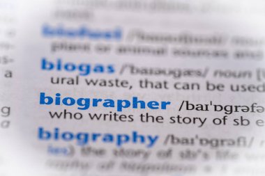 Sözlükte biyografi yazan bir kelime. Seçici odak, kapat.