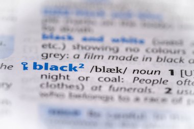 Sözlükte siyah bir kelime. Seçici odak, kapat.