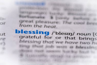 Sözlükte kutsal bir kelime. Seçici odak, kapat.