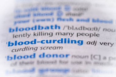 Sözlükte kan dondurucu bir kelime. Seçici odak, kapat.