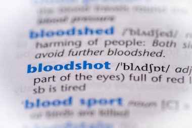 Sözlükte kanlı bir kelime. Seçici odak, kapat.