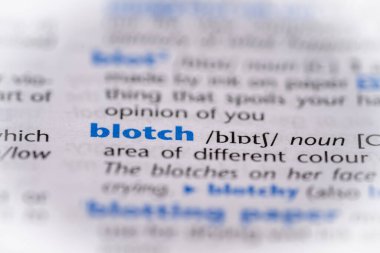 Sözlükte lekeli bir kelime. Seçici odak, kapat.