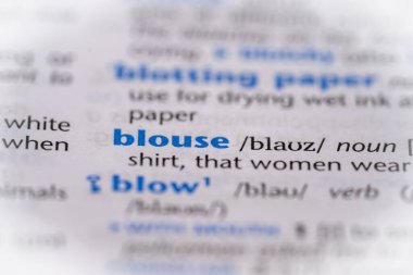 Bir sözlükte bluz kelimesi. Seçici odak, kapat.