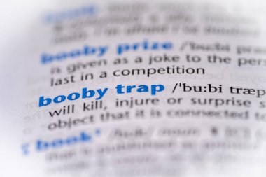 Bubi tuzağı kelimesi sözlükte. Seçici odak, kapat.