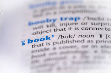 Sözlükte bir kitap sözlüğü. Seçici odak, kapat.