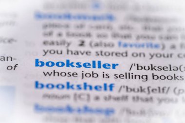 Bir sözlükte kitap satıcısı kelimesi. Seçici odak, kapat.