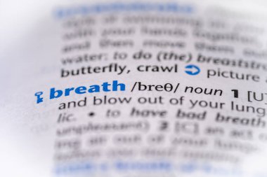 Sözlükte nefes sözcüğü. Seçici odak, kapat.