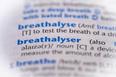 Sözlükte alkol analizcisi kelimesi var. Seçici odak, kapat.