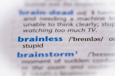 Sözlükte beyinsiz bir kelime. Seçici odak, kapat.