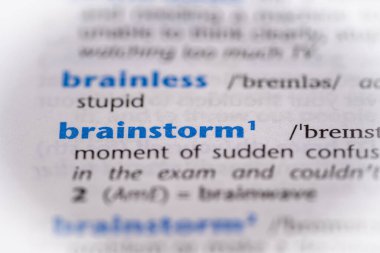 Sözlükteki beyin fırtınası kelimesi. Seçici odak, kapat.