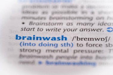 Sözlükteki beyin yıkama kelimesi. Seçici odak, kapat.