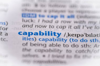 Bir sözlükte kapasiteli kelime. Seçici odak, kapat.