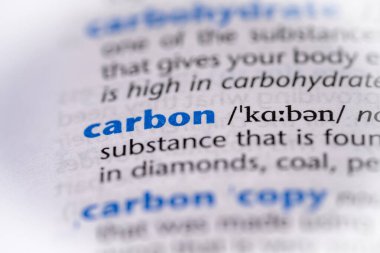 Sözlükte karbon kelime. Seçici odak, kapat.