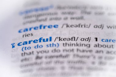 Sözlükte dikkatli bir kelime. Seçici odak, kapat.