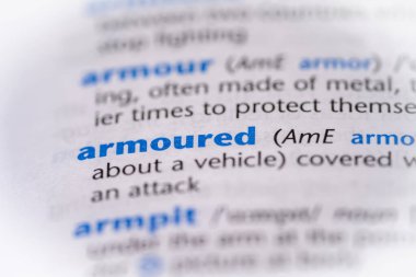 Sözlükte zırhlı bir kelime. Seçici odak, kapat.