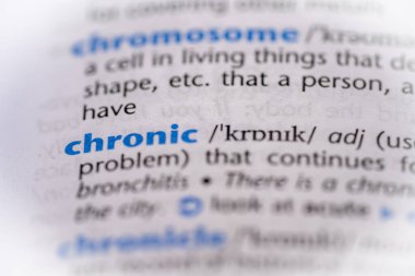 Sözlükte kronik bir kelime. Seçici odak, kapat.