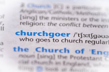 Bir sözlükte kiliseye giden bir kelime. Seçici odak, kapat.