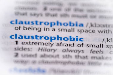 Sözlükte klostrofobik bir kelime. Seçici odak, kapat.