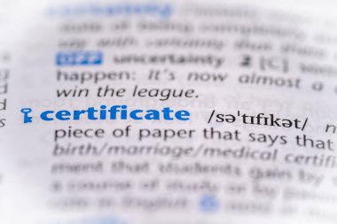 Sözlükte sertifika kelimesi. Seçici odak, kapat.