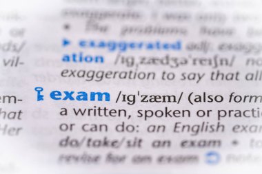 Sözlükte sınav kelimesi var. Seçici odak, kapat.