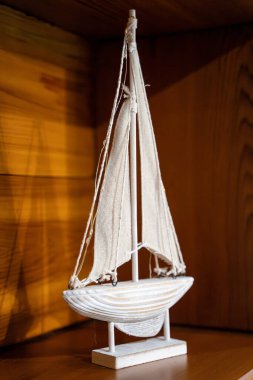 Rafta beyaz model yelkenli..