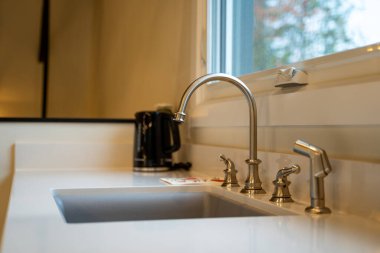 Modern bir mutfakta musluk ve lavabo..