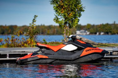 Göldeki bir rıhtımda kırmızı jet ski. Toronto, Kanada - 11 Ekim 2024.