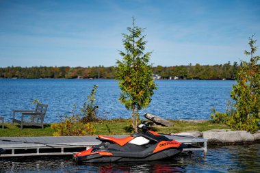 Göldeki bir rıhtımda kırmızı jet ski. Toronto, Kanada - 11 Ekim 2024.