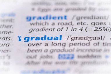 Sözlükte kademeli bir kelime. Seçici odak, kapat.