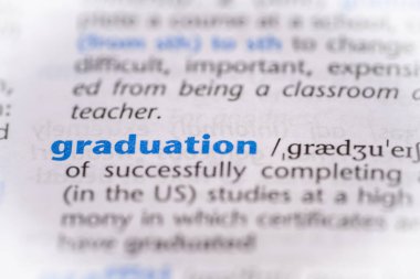 Sözlükte mezuniyet kelimesi. Seçici odak, kapat.