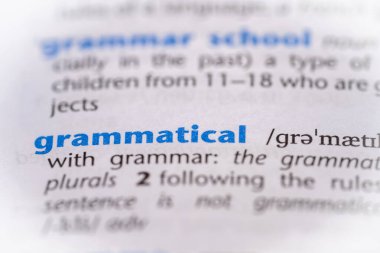 Bir sözlükte dilbilgisel kelime. Seçici odak, kapat.