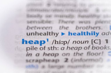 Sözlükte bir yığın kelime. Seçici odak, kapat.