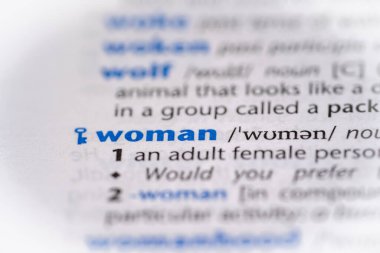 Sözlükte kadın kelimesi. Seçici odak, kapat.