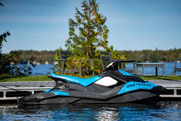 Göldeki bir rıhtımda mavi jet ski. Toronto, Kanada - 11 Ekim 2024.