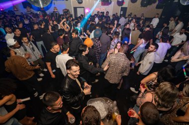 Gece kulübünde dans eden kalabalık. Toronto, Kanada - 15 Ocak 2025.