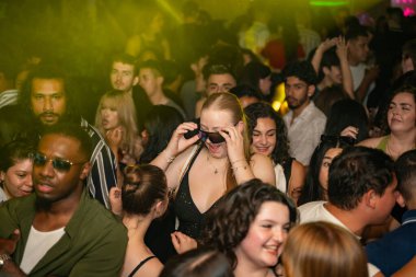 Gece kulübünde dans eden kalabalık. Toronto, Kanada - 15 Ocak 2025.