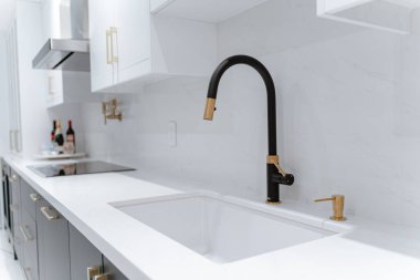 Modern beyaz mutfak manzarası.