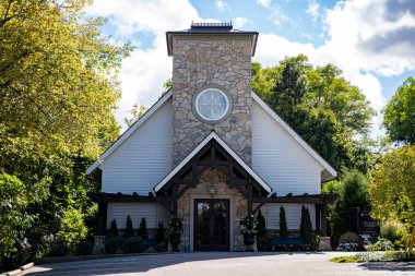 Ancaster Old Mill 'deki kilise manzarası. Hamilton, Kanada - 15 Ocak 2025.