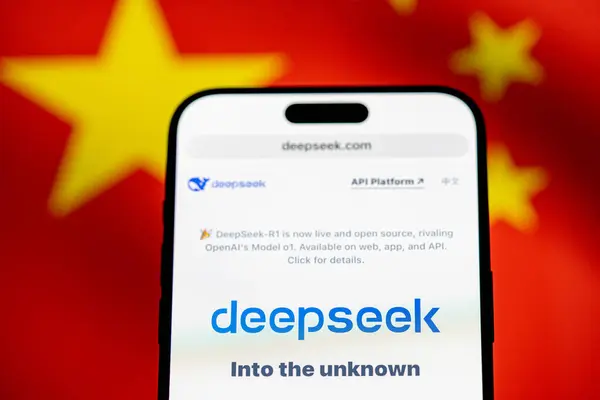 Arka planda Çin bayrağı olan DeepSeek Yapay Zeka uygulaması web sitesi. Toronto, Kanada - 28 Ocak 2025.