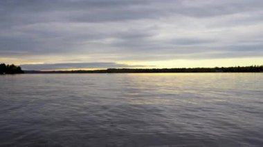 Gün batımında göl manzarası 4K